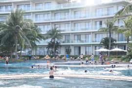 Hàng vạn du khách thích thú với kỳ nghỉ đa trải nghiệm tại resort 5 sao