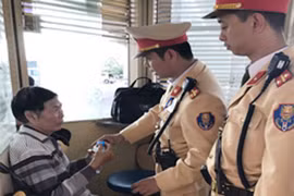 CSGT Hà Nội giúp cụ ông mất trí nhớ tìm về nhà
