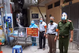Hà Nội: 24 tiếng đồng hồ đầu tiên ở khu vực cách ly Covid nam bệnh nhân 9 tháng tuổi