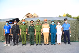 Trao bằng khen của Chủ tịch UBND thành phố Hà Nội tặng 2 chốt kiểm soát dịch bệnh