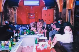 ‘Đón’ khách mùa dịch, quán karaoke lắp camera dày đặc, lập lán biệt lập trông xe