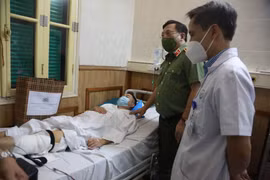 Giám đốc Công an Hà Nội thăm hỏi chiến sỹ bị thương trong quá trình kiểm soát dịch bệnh Covid
