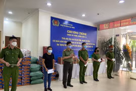 Động viên nhân dân, cán bộ chiến sỹ hoàn cảnh khó khăn và lực lượng tuyến đầu chống dịch