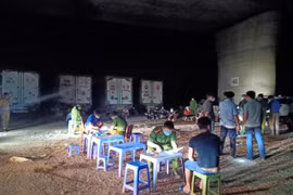Quây chặn điểm trung chuyển hải sản, lợi dụng đêm tối hình thành tự phát ở gầm cầu Thanh Trì