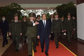 Thủ tướng Nguyễn Xuân Phúc thăm hỏi, động viên, kiểm tra công tác ứng trực, sẵn sàng chiến đấu 3 đơn vị của Bộ Công an