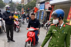Công an quận Hà Đông: Xử lý 38 trường hợp không đeo khẩu trang nơi công cộng