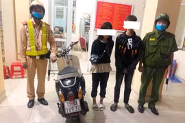 ‘Đôi trẻ’ thế hệ 10X lạng lách, đánh võng trên đường