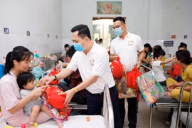Generali tặng quà cho các bệnh nhi khó khăn và hỗ trợ công tác chống dịch 