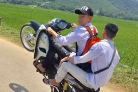 Khoe clip ‘bốc đầu’ xe máy trên mạng, hai nam thanh niên bị phạt hơn 12 triệu đồng
