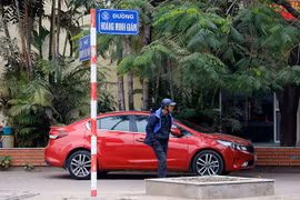 Gã đàn ông ngoại quốc say rượu tấn công Cảnh sát