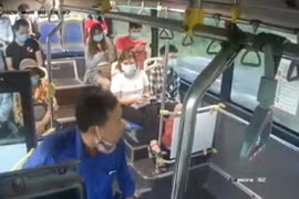 Xử lý người đàn ông nhổ nước bọt vào phụ xe buýt vì bị nhắc đeo khẩu trang
