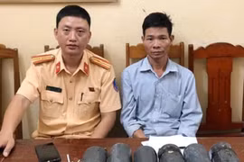 Bắt đối tượng 'ôm' 12kg thuốc nổ lên xe khách