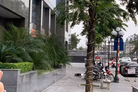 Một phụ nữ rơi từ tầng cao chung cư xuống đất tử vong