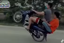 Khoe clip 'bốc đầu' xe máy lên mạng xã hội, nam thanh niên bị phạt hơn 4 triệu đồng