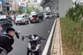Cơ quan công an điều tra vụ đập xe máy của người đi đường trên phố Trường Chinh