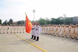 Đoàn đại biểu những điển hình tiên tiến CAND viếng Chủ tịch Hồ Chí Minh