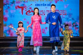 Hoa hậu Bản sắc Việt toàn cầu Thu Ngân trình diễn áo dài của Ngọc Hân