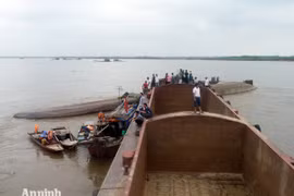 Lật tàu chở cát trên sông Hồng, 1 người mất tích