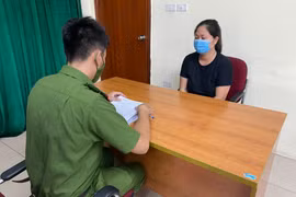 Long Biên: Khởi tố đối tượng nữ say rượu, tấn công công an tại chốt kiểm dịch Covid-19