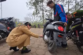 Người dân phấn khởi vì thủ tục đăng ký xe tại Công an phường nhanh, gọn
