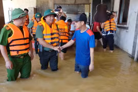 Lãnh đạo CATP Hà Nội thăm hỏi, tặng quà nhân dân bị ảnh hưởng bởi lũ tại xã Trung Giã