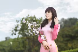 Hoa hậu Kỳ Duyên dịu dàng áo dài đón xuân