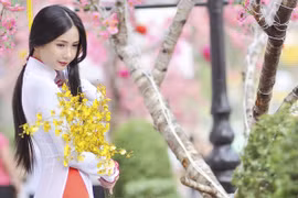 Mẫu nude Xuân Thuỳ “tái xuất” lạ lẫm với áo dài