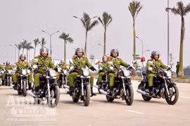 Diễn tập: Cảnh sát bảo vệ quật ngã nhóm đối tượng gây rối