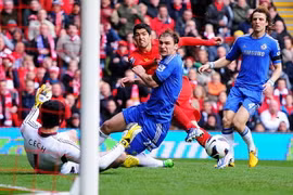 Luis Suarez giải cứu Liverpool ở phút bù giờ