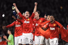 Van Persie xuất sắc lập hat-trick đưa MU lên ngôi vương 