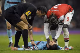 Sao trẻ West Ham suýt chết trên sân