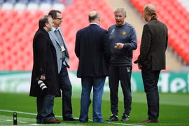 Sir Alex Ferguson nghỉ hưu vì dỗi nhà Glazer?