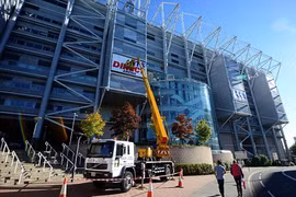 Newcastle lấy lại cái tên sân cũ St James' Park