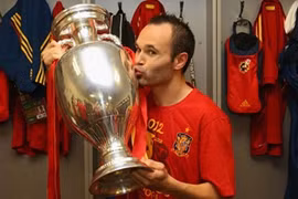 Iniesta đoạt danh hiệu Cầu thủ xuất sắc nhất Euro 2012