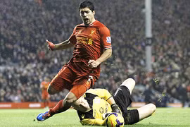 Suarez giúp Liverpool "thoát chết" tại Anfield