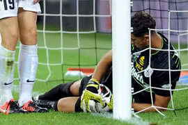 Chiến thắng gây tranh cãi của Juventus ngày khai mạc Serie A