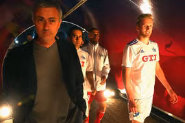Mourinho đã có bản hợp đồng đầu tiên ở Chelsea