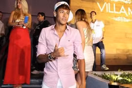 Neymar suýt chết ngạt trong thang máy