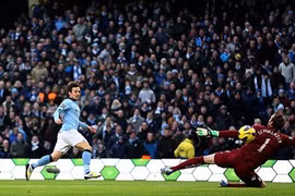 David Silva lập cú đúp giúp Man City gây áp lực lên MU