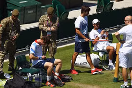Murray và Djokovic chơi tennis cùng quân đội