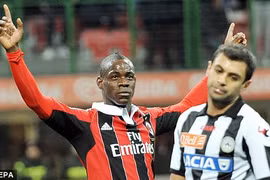 Ronaldo dạy dỗ Mario Balotelli