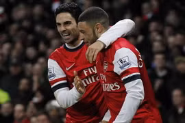 Arsenal chiếm lại ngôi đầu