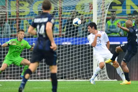 Inter Milan ngược dòng lên nhì bảng