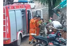 Bị sa thải vì mải chụp ảnh trong lúc cứu hộ