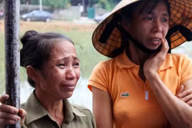 Dân tiếc thương người cứu trợ quên thân