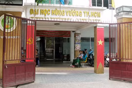 Không chịu bàn giao dấu, lối thoát nào cho ĐH Hùng Vương?