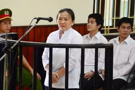 Bị cáo hầu tòa vì trùm quần lên đầu, làm nhục Chánh án là một “đàn chị” trong giới “cò” đất