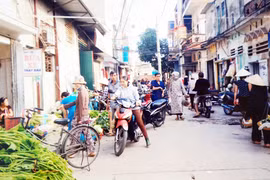 Chợ cóc “bao vây” chợ chính