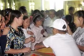 Giang hồ xăm trổ đầy mình, từng vào tù ra tội nấu cháo từ thiện cho bệnh nhân ung thư