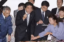 Thủ tướng Abe ăn bạch tuộc ở Fukushima